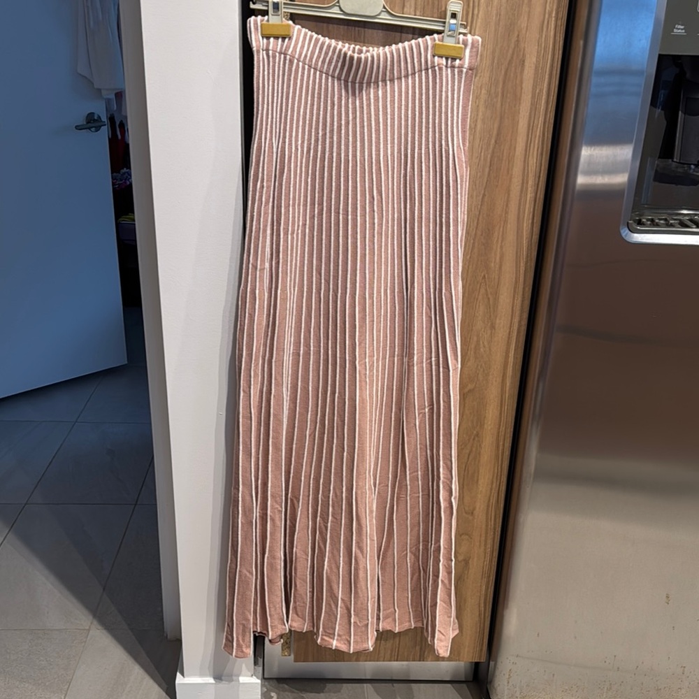 Chic Pink Pleated Skirt